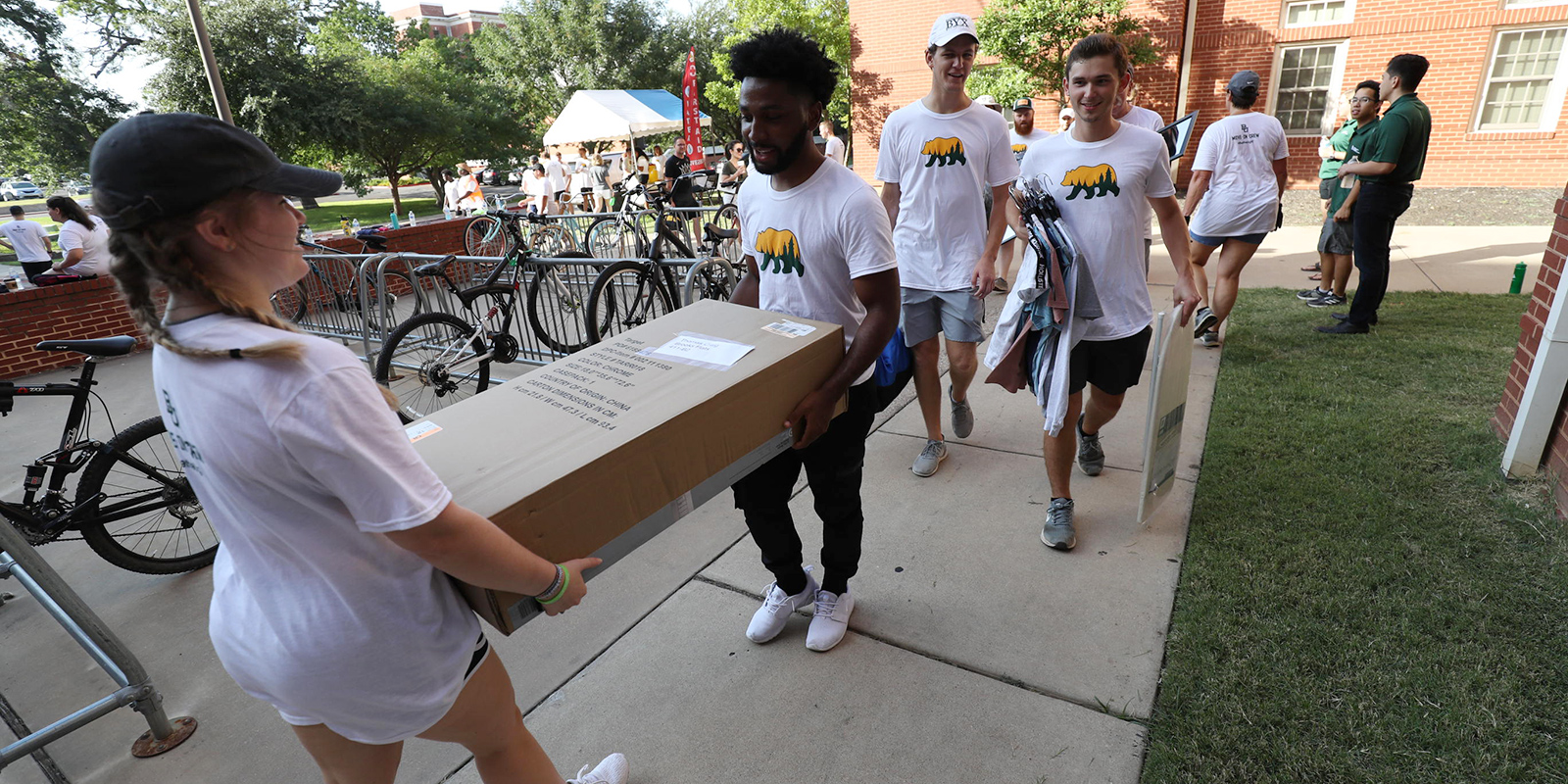 Students helping with #Move2BU 2019