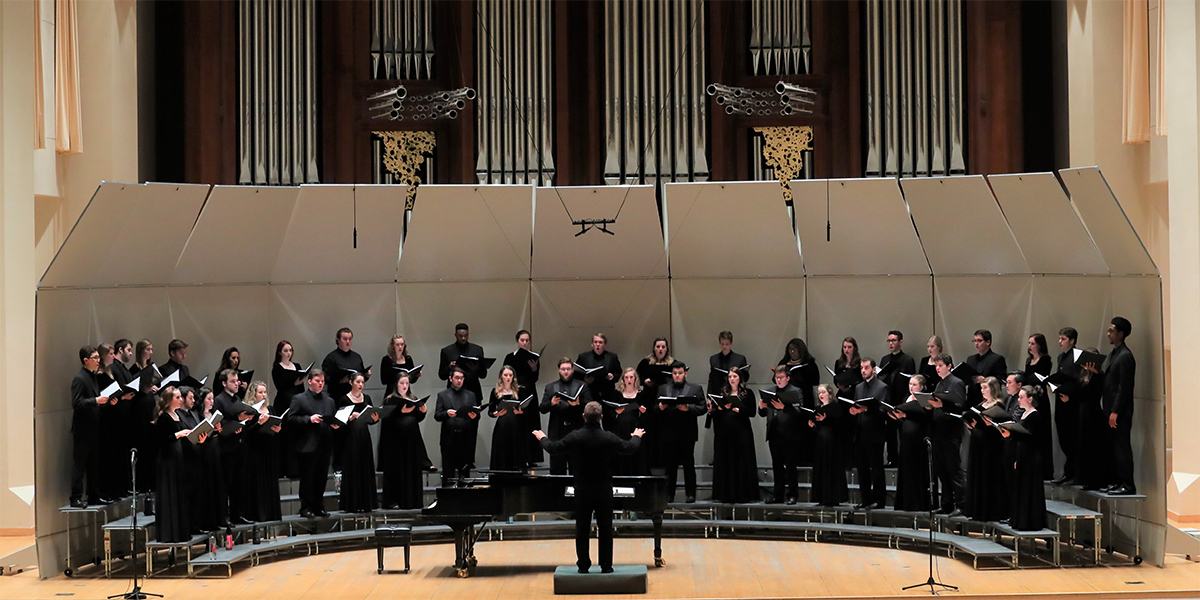 Baylor A Cappella Choir performing on campus