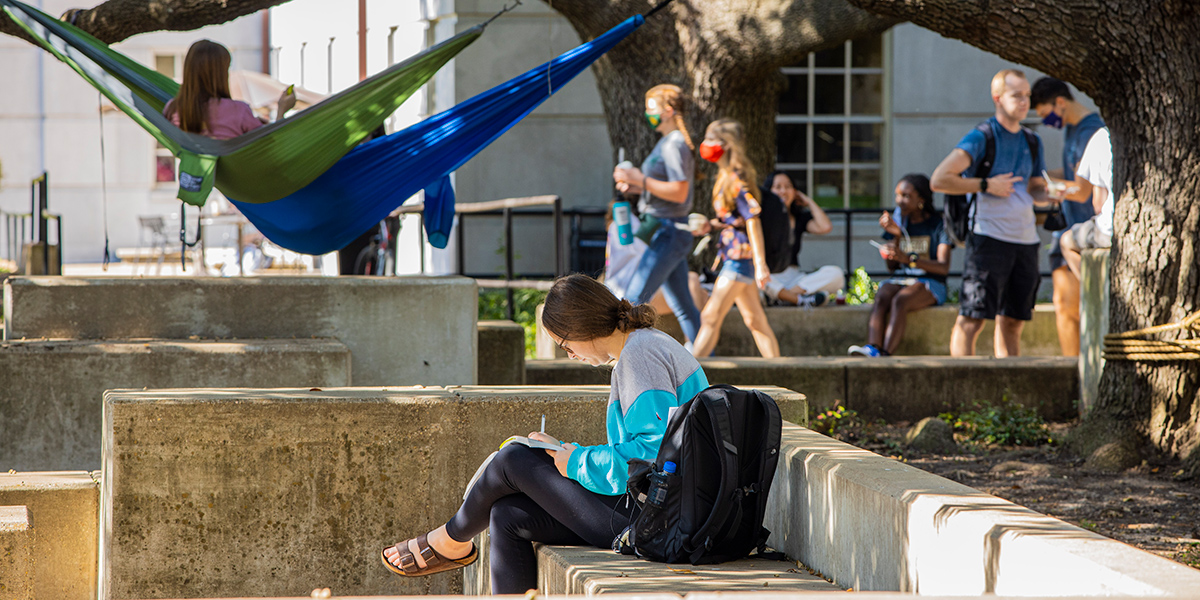 Baylor students studying outside the SUB