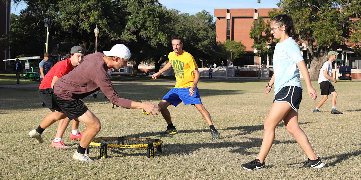 Students playing spikeball on Fountain Mall
