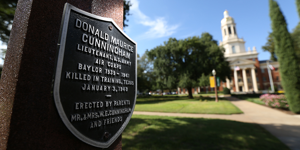 A Baylor memorial lamppost in front of Pat Neff Hall