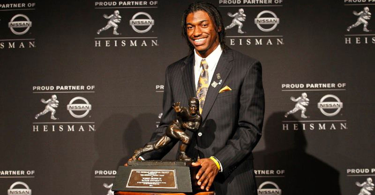 Robert Griffin III poses with the Heisman Trophy