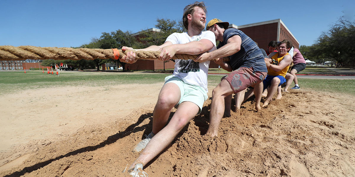 Baylor students participate in tug-of-war