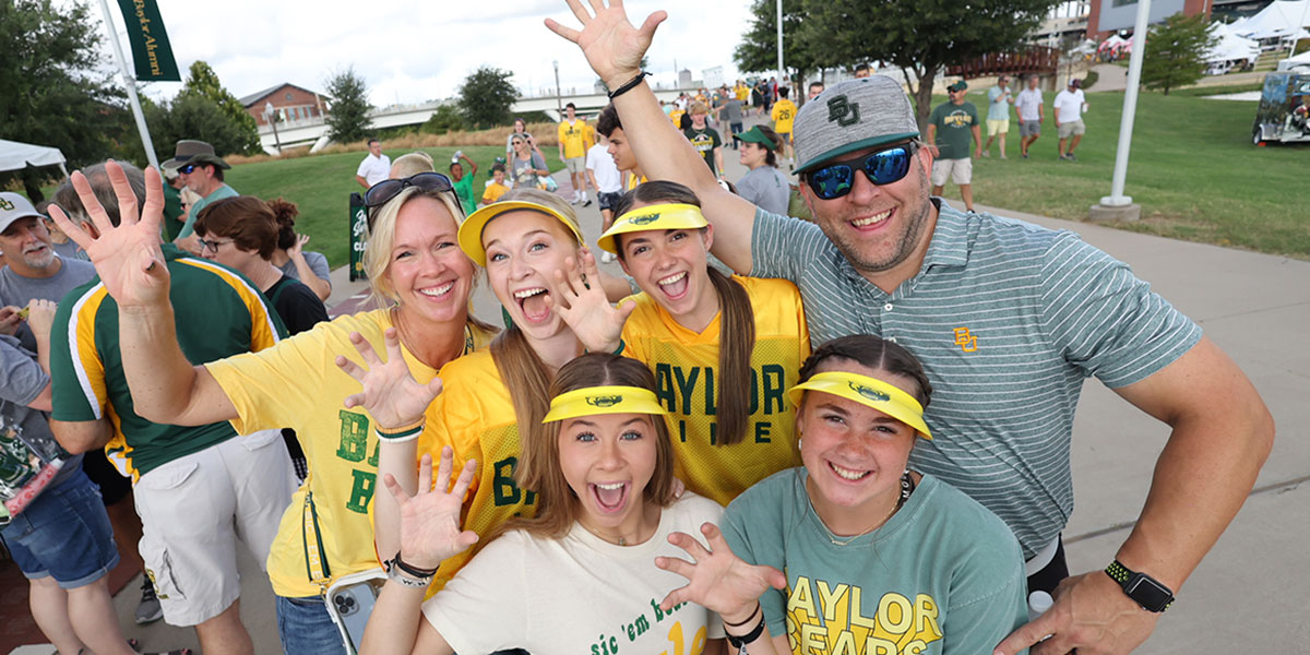 A Baylor family does a sic 'em at the Family Weekend Tailgate