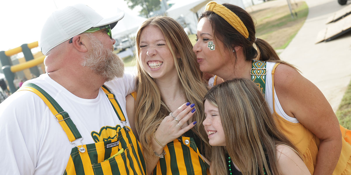 A Baylor family together before the football game
