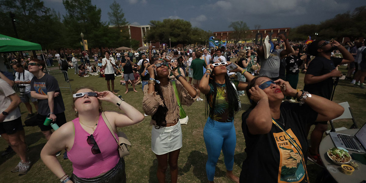 Students take in the Eclipse from Fountain Mall during Diadeloso