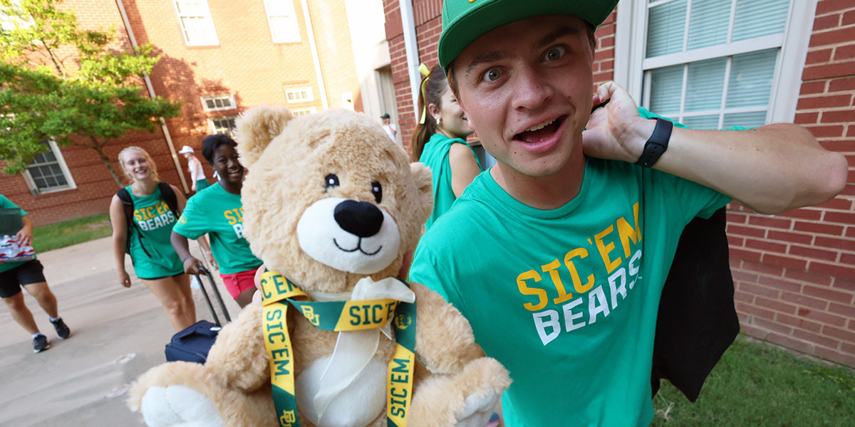 A student holds a Baylor teddy bear during Move2BU