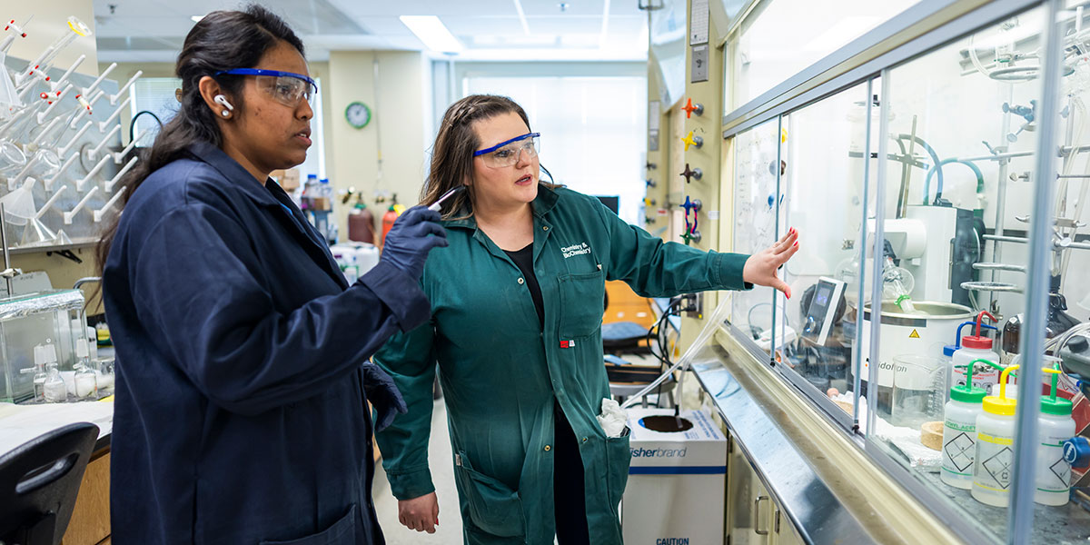 Dr. Liela Romero working with another woman in the lab